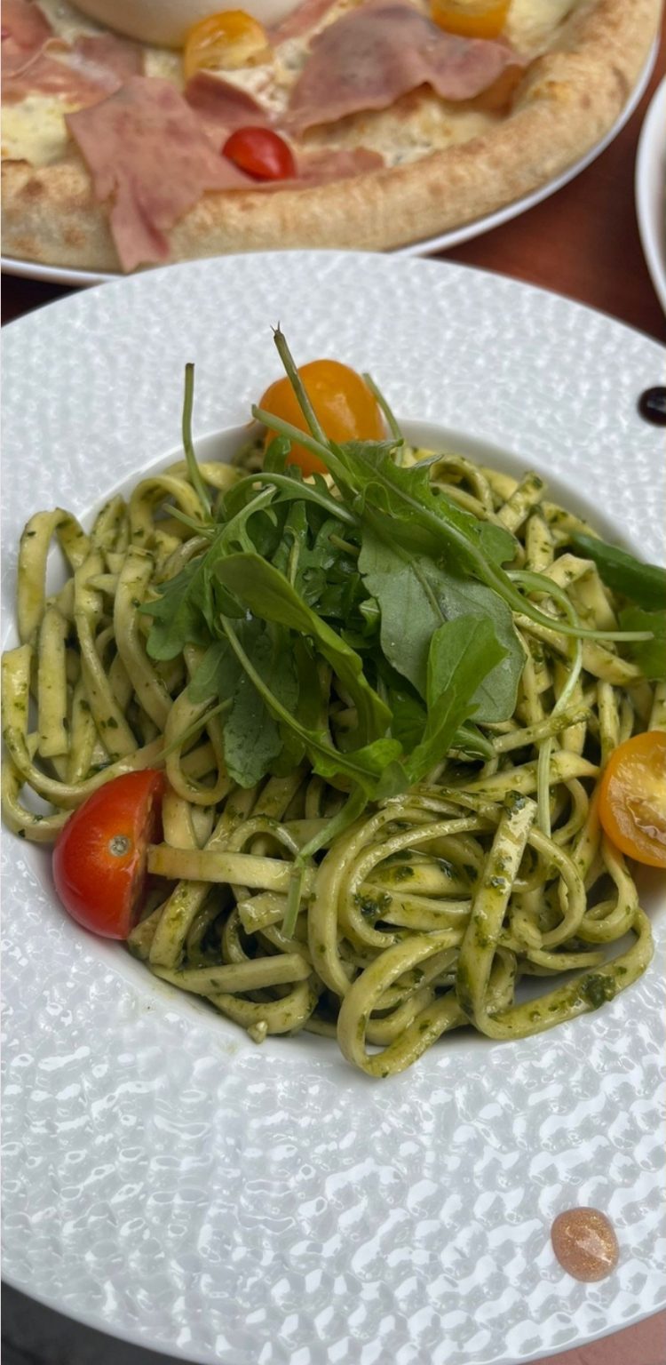 Restaurant Joiie Pizzas Pates au pesto fraiches avec des tomates cerises et des herbes pour un mélange de saveurs
